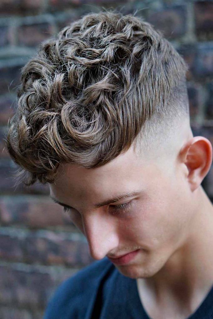 Messy Curly Quiff #shortcurlyhairstylesformen #mensshortcurlyhair #curlyhairmen