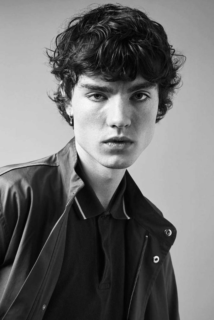 Messy Short Curly Hairstyles For Men #shortcurlyhaircuts #shortcurlyhairstyles #shortcurlyhairmen #shortcurlyhair